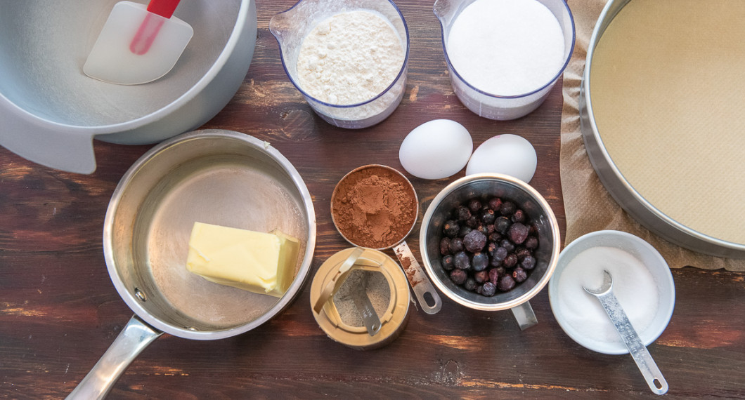Till kladdkakan behöver du smör, vetemjöl, kakao, ägg, vaniljsocker, strösocker, svarta vinbär samt salt. 