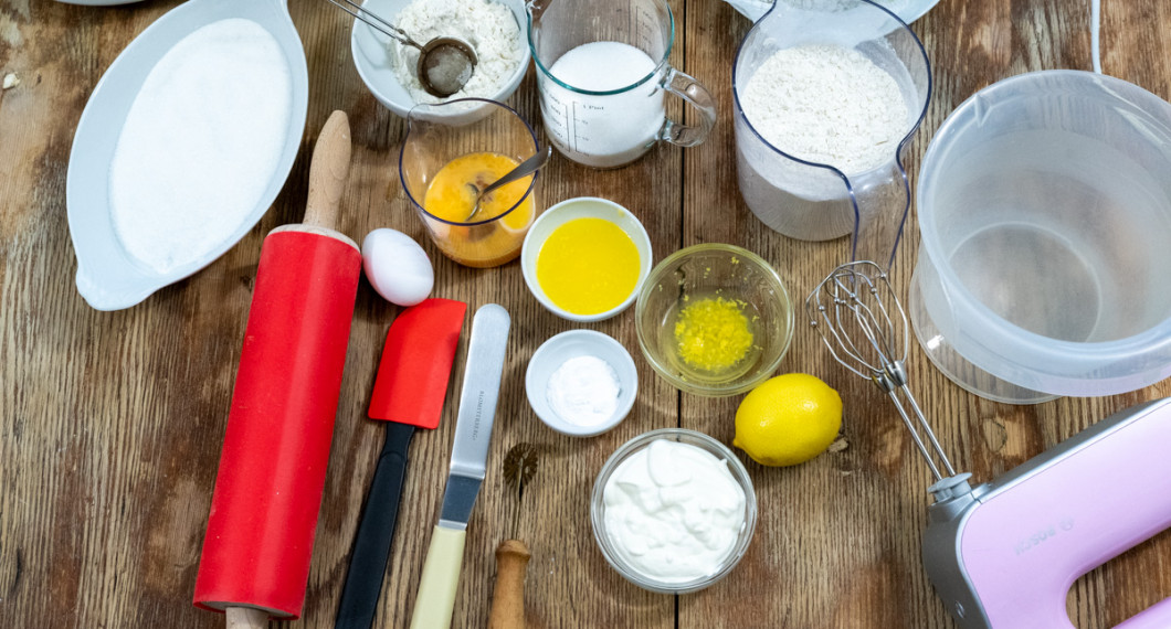 Ingredienser till klenäterna: Strösocker och kanel att vända dem i; ägg, vetemjöl, bakpulver, socker, gräddfil, smält smör, citronsaft och citronskal. 