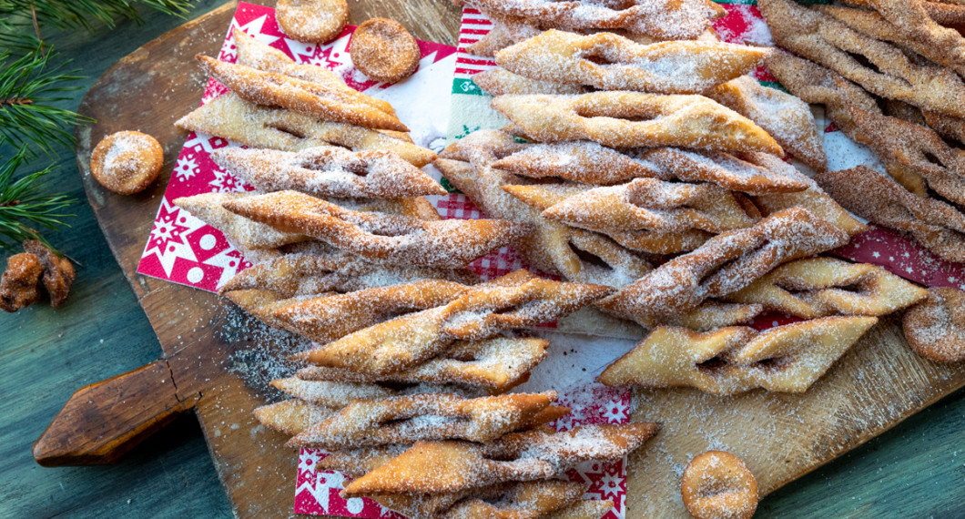 Klenäter vända i tre sorters socker - kardemummasocker, vanligt socker och kanelsocker - välj det du gillar.