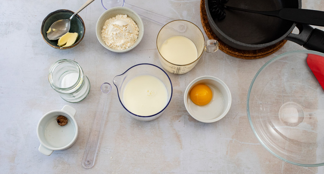 Ingredienser till klimpen: muskot, salt, smör, vetemjöl, mjölk, grädde och äggula. 