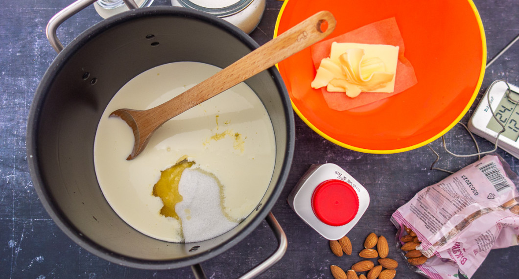 Ingredienserna till knäcken: grädde, socker, sirap och smör. Vidare kan man ha i hackad mandel. 