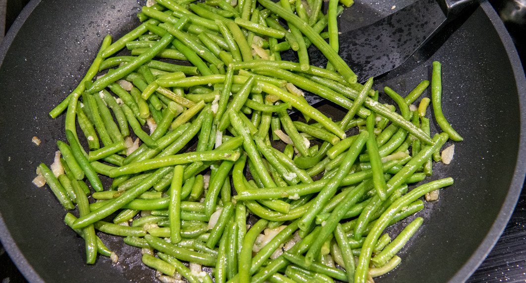 Lite mer smak får bönorna med fräst lök och vitlök i olivolja samt flingsalt och nymalen svartpeppar. 