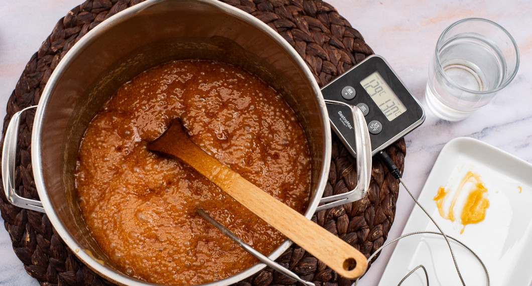 Koka till önskad tjocklek på kolan - förslagsvis 130 grader för en mjuk kola med tuggmotstånd. 