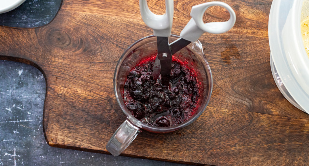 Mixa, hacka eller klipp sönder urkärnade färska eller tinade frysta körsbär. 