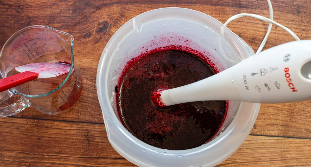 Mixa några minuter med en stavmixer till en slät sorbetsmet. 