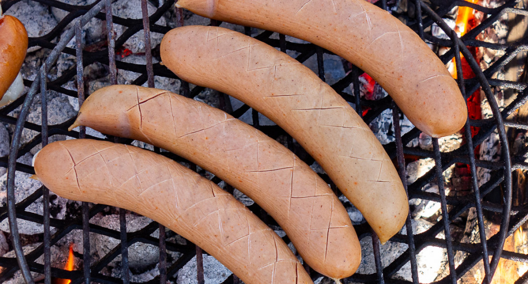 Extra knaprigt och gott skinn får korven om du skär lite snitt i skinnet med en vass kniv innan grillning. 