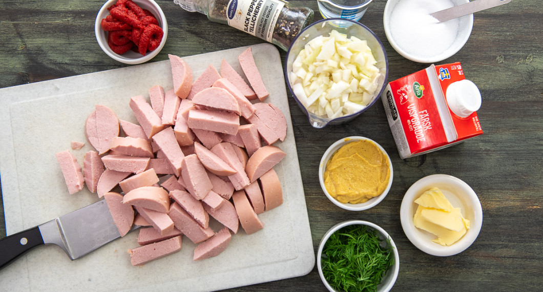Till stroganoffen behöver du falukorv, tomatpuré, svartpeppar, gul lök, senap, dill, vatten, salt, grädde och smör. 