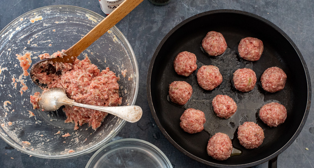 Rulla köttbullar av halva smeten och lägg i en stekpanna med smält smör. 