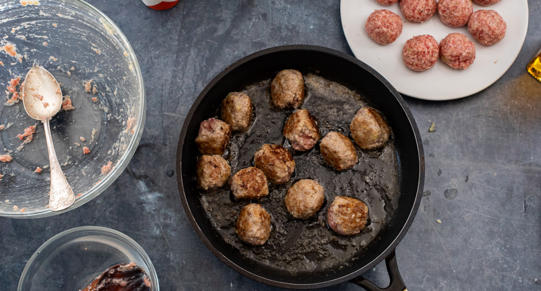 Bryn köttbullarna runt om och rulla under tiden resten av smeten till köttbullar. 