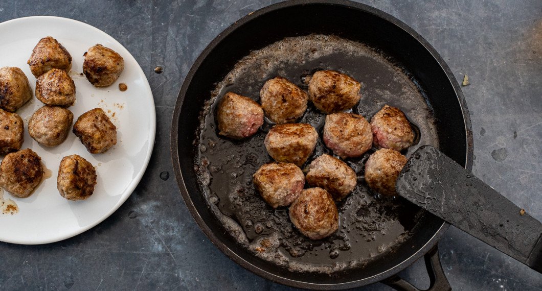 Lägg över de stekta köttbullarna på en tallrik och stek samt bryn resten av köttbullarna. 