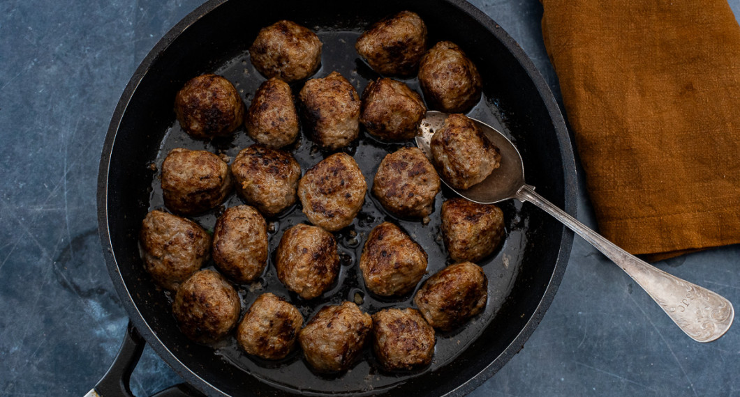 Lägg ihop alla köttbullar i stekpannan och stek på lite under medelvärme tills de är genomstekta ca 5 minuter. 