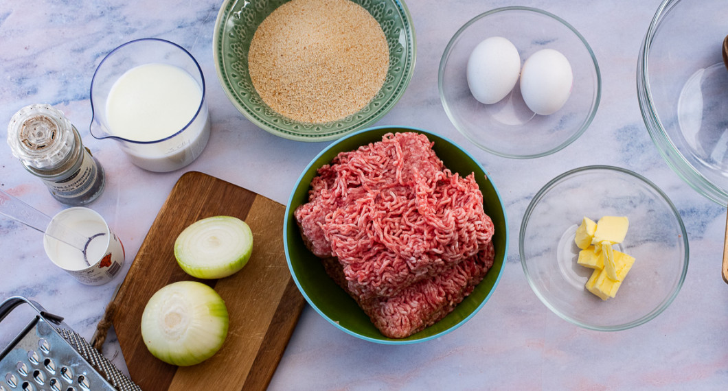 Till köttbullarna behöver du peppar, salt, mjölk, ströbröd, ägg, blandfärs och ägg. 