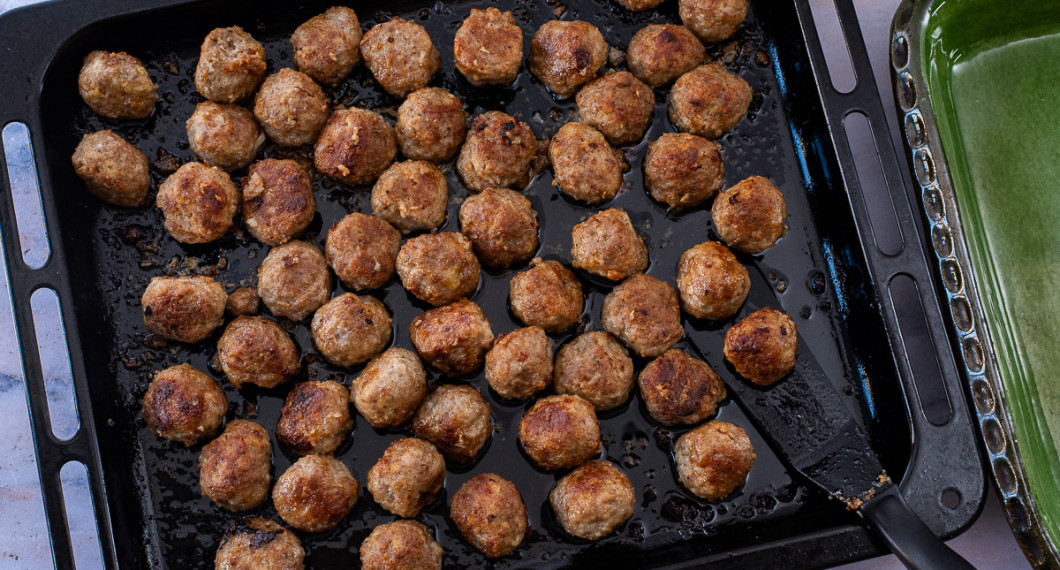 Låt köttbullarna få färg i övre delen av ugnen i ca 10-15 minuter. Vänd runt var 5:e minut. 