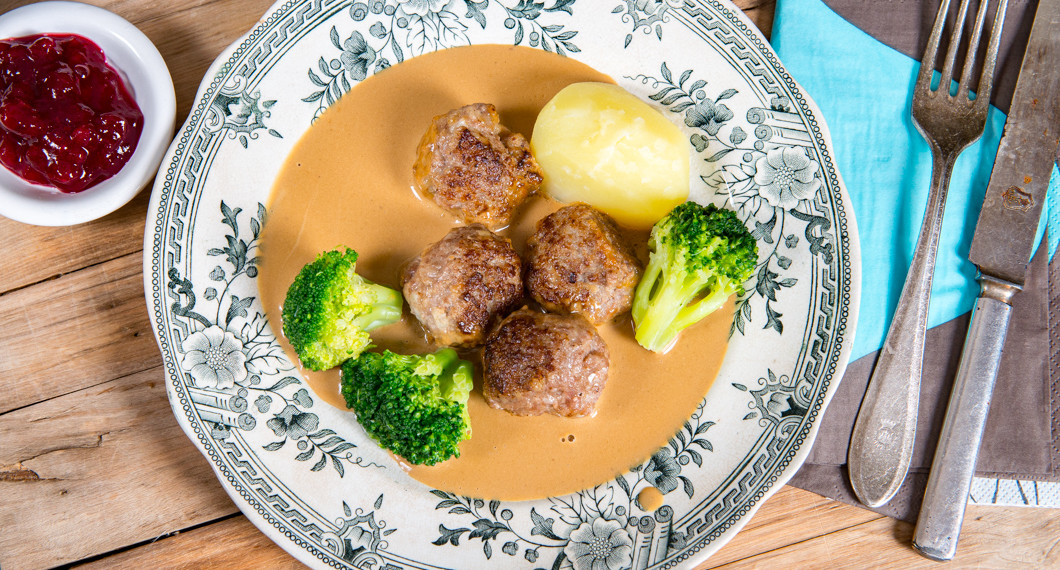 Köttbullar med brunsås eller gräddsås, kokt potatis, kokt broccoli och lingon - klassisk husmanskost. 