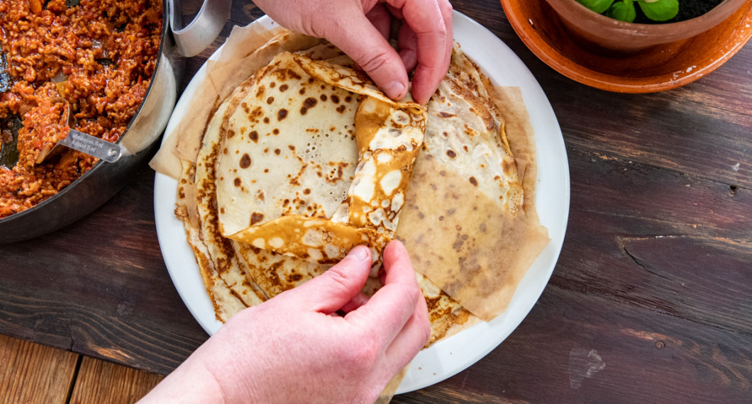 Vik över kanten på pannkakan samt vi in kanterna och rulla ihop till rulader. 