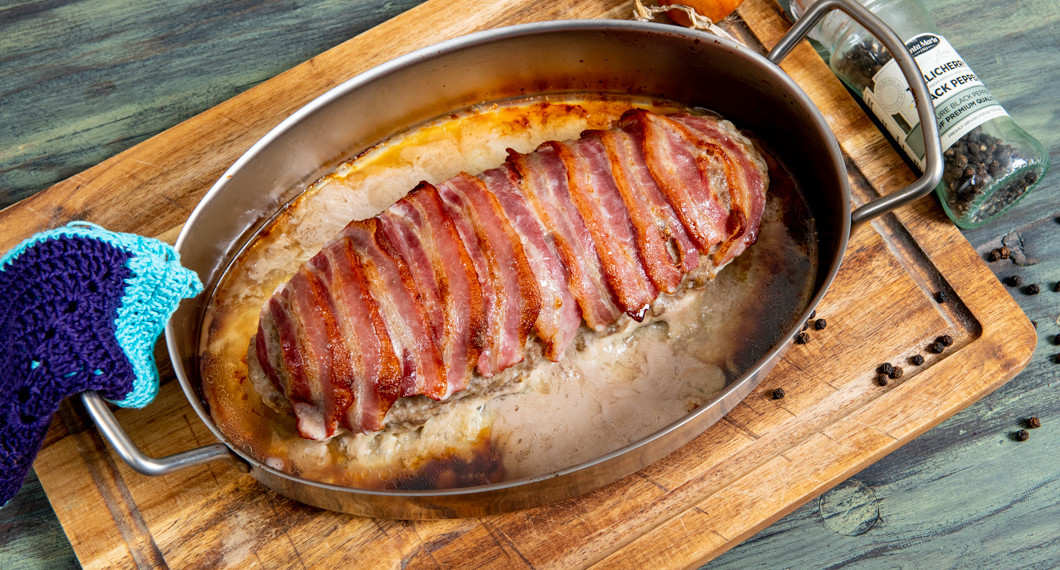 Nybakt köttfärslimpa i form med bacon