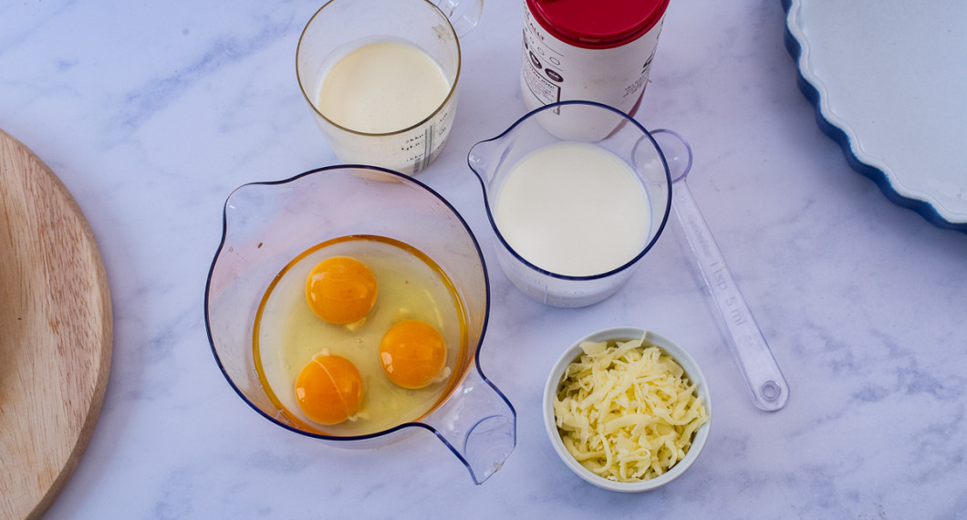 Ingredienser till äggstanningen: ägg, grädde, mjölk och salt. Samt riven ost att ha i äggstanning samt överst på pajen. 