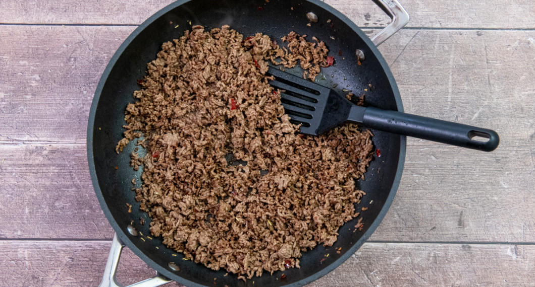 Bryn köttfärsen med lite smör samt rosmarin, sambal oelek och vitlök. 