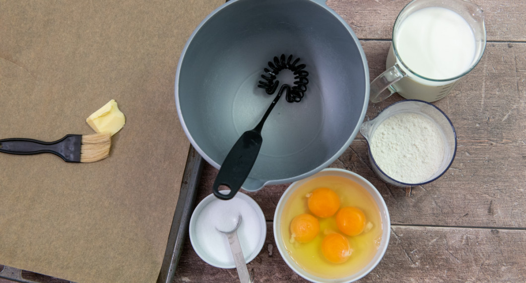 Rullen görs av en pannkakssmet av salt, ägg, vetemjöl och mjölk. 