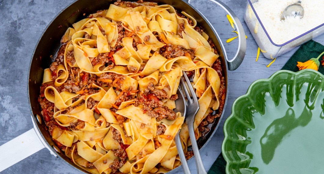 Blanda ihop pasta och köttfärssåsen i pannan och späd med lite av pastavattnet till en såsig konsistens. 