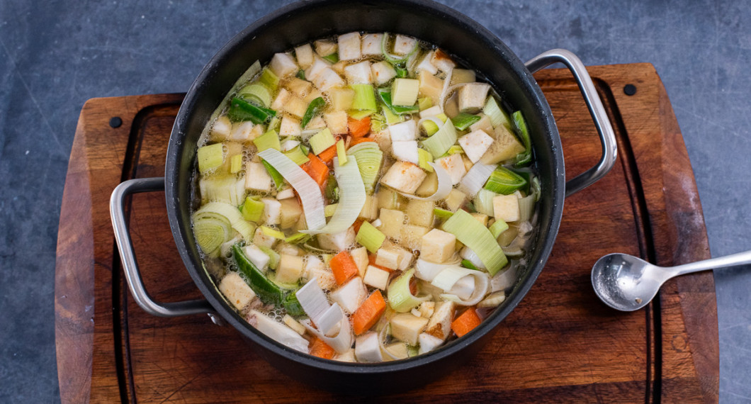 Tillsätt kött och grönsaker till buljongen samt koka i 25 minuter tills grönsakerna är mjuka. 