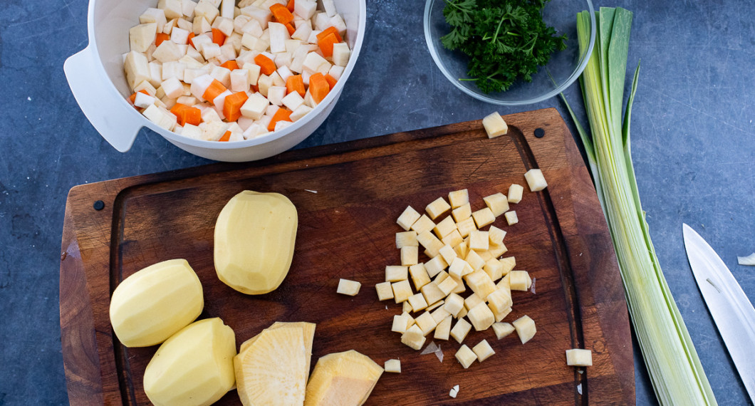 Skala och tärna soppgrönsakerna - rotselleri, kålrot, morot, potatis, palsternacka samt purjolök. 