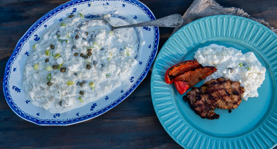 Lägg upp på fat och garnera med lite salladslök och kapris. Gott till grillat som kyckling och paprika med mera. 