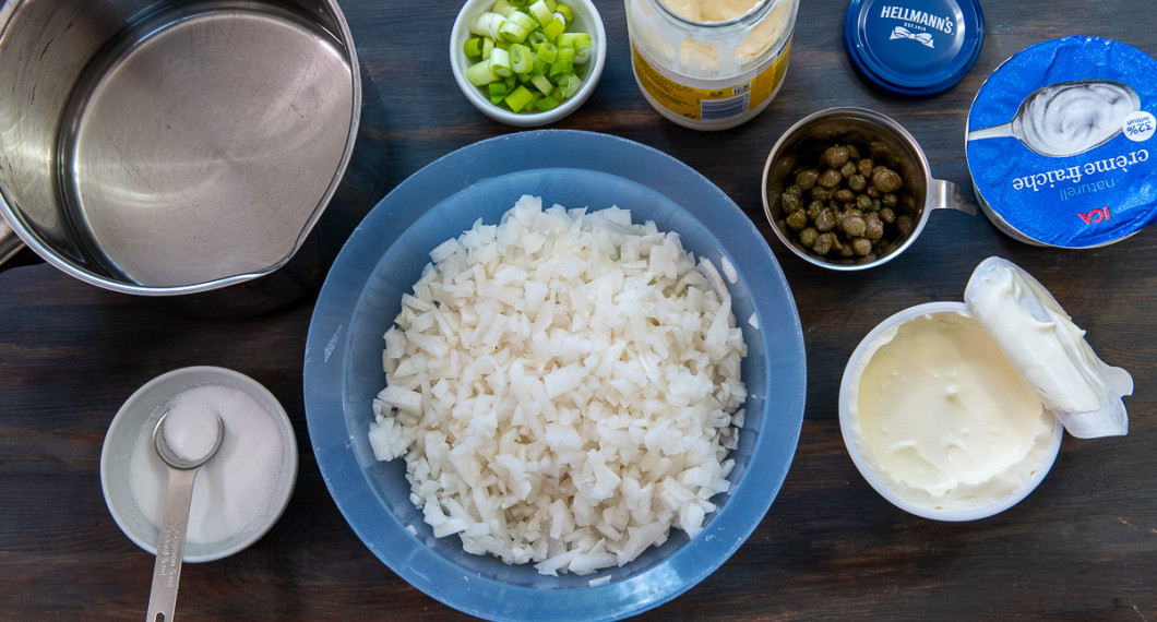 Till salladen behöver du salt, tärnad rättika, salladslök, majonnäs, kapris, crème fraiche och svartpeppar.  