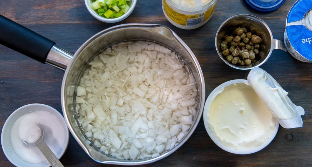 Koka rättikan mjuk i ca 12 minuter. Häll av och skölj kall. 
