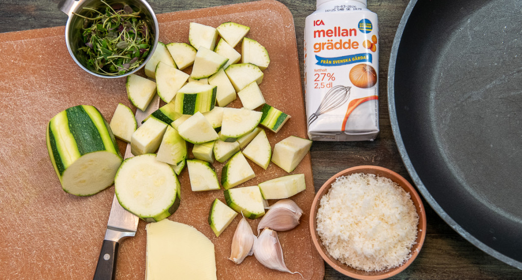 Du behöver zucchini, timjan, vitlök, smör, vitlök, grädde, riven pamesan samt olivolja, salt och svartpeppar (utanför bild). 