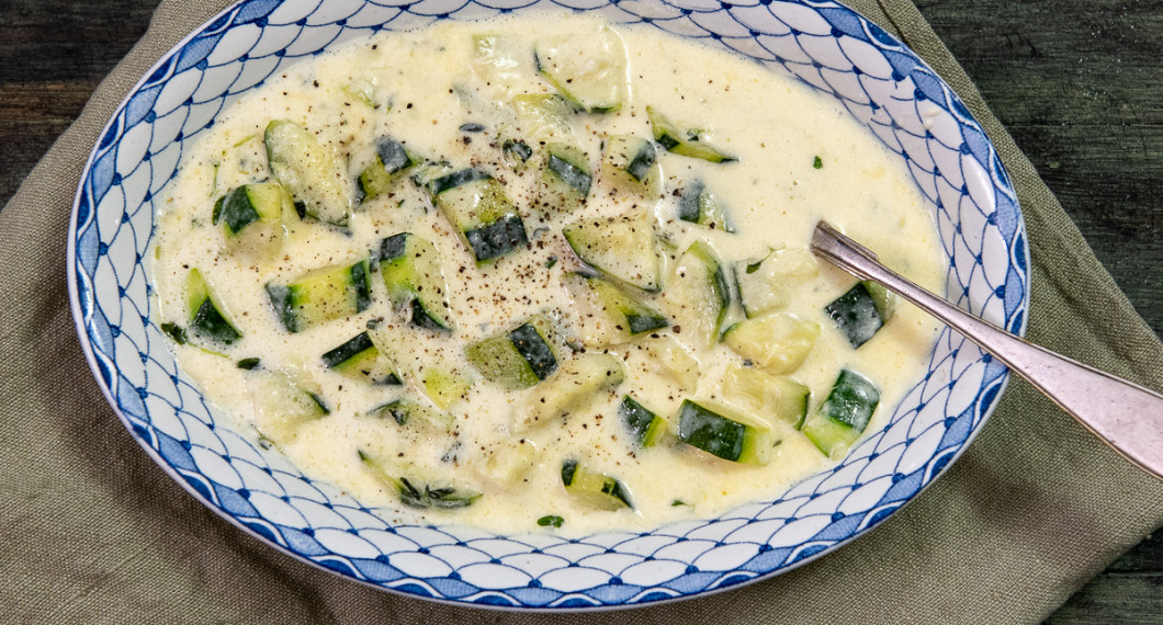 Servera som grönsakstillbehör eller pastasås med tagliatelle, fettucine, spagetti eller liknande. 