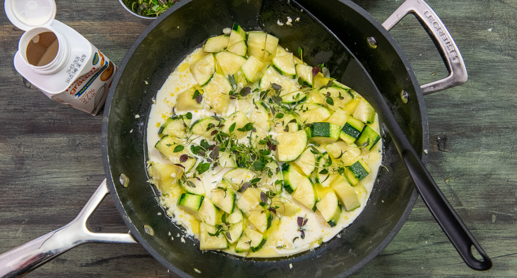 Tilsätt timjan och grädde samt salt och peppar. Låt puttra på låg värme i 10 minuter. 