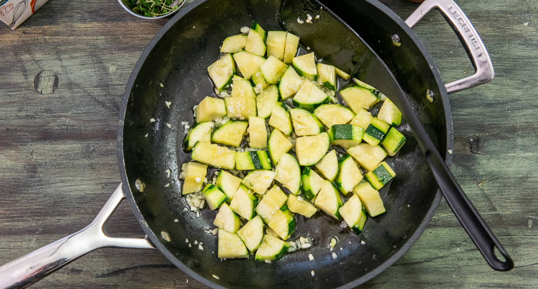 Bryn zucchinin ca 4 minuter så den får färg. Tillsätt sedan vitlök och stek någon minut till. 