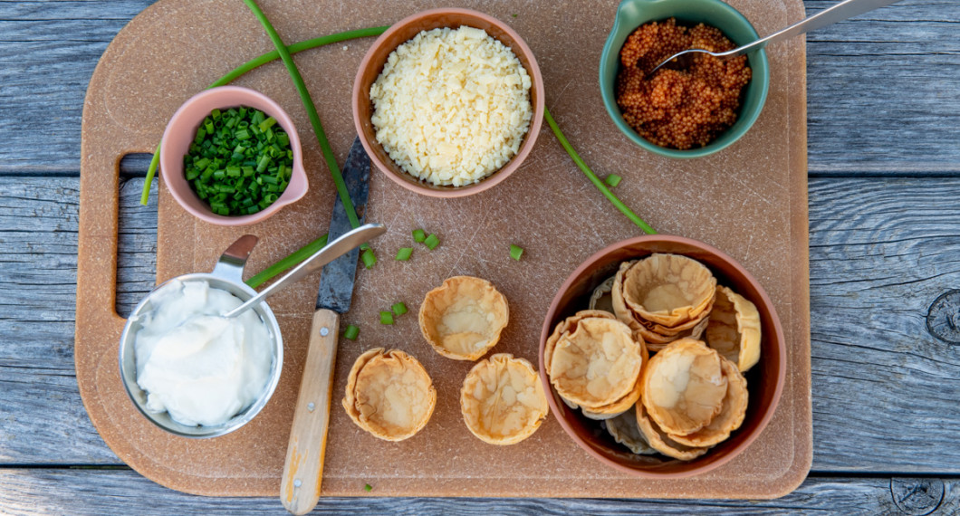 Ingredienser till krustaderna: crème fraiche och gräddfil, gräslök, krustader, riven lagrad ost och stenbitsrom. 