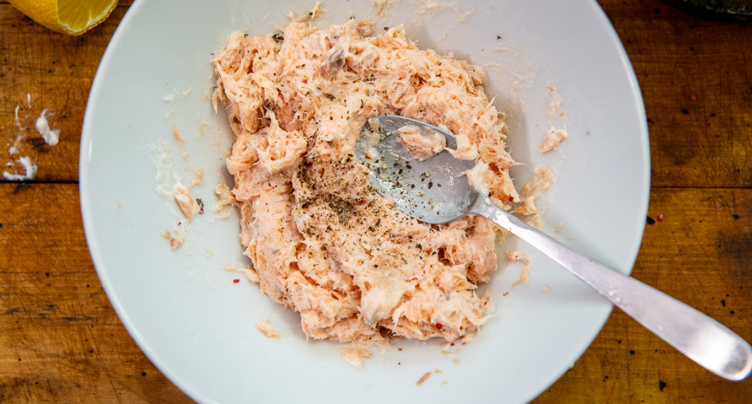 Tillsätt nymalen svartpeppar. Smaka av med salt och ev. mer peppar. 