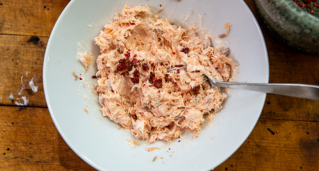 Stöt rosépeppar och blanda i den. 