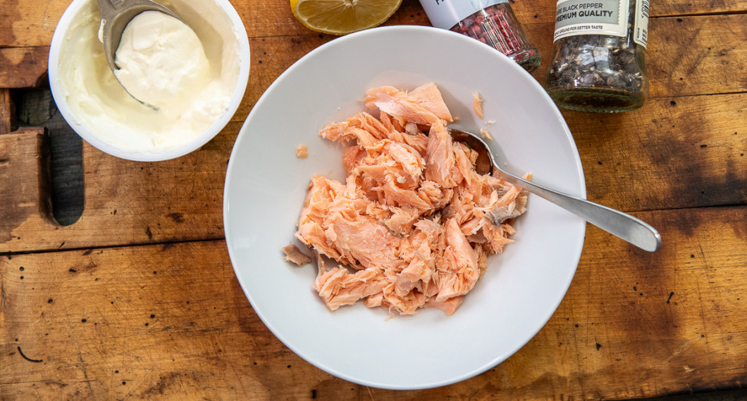Till laxröran behöver du crème fraiche, citron, varmrökt lax, rosépeppar samt svartpeppar. 