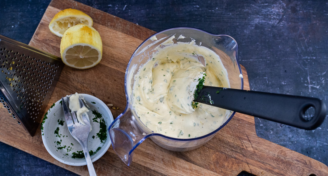 Blanda i rivet citronskal, färskpressad citron, pressad vitlök samt salt och peppar. 
