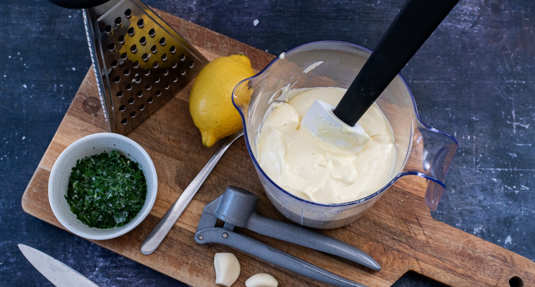 Till smöret behöver du hackad persilja - jag tog fryst; ekologisk citron, vitlök samt flingsalt. 