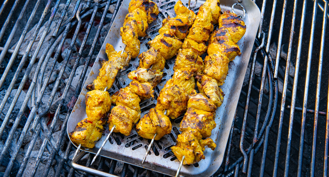 Marinaden ger fin färg och god smak på förslagsvis kycklingfilé på spett på grillen