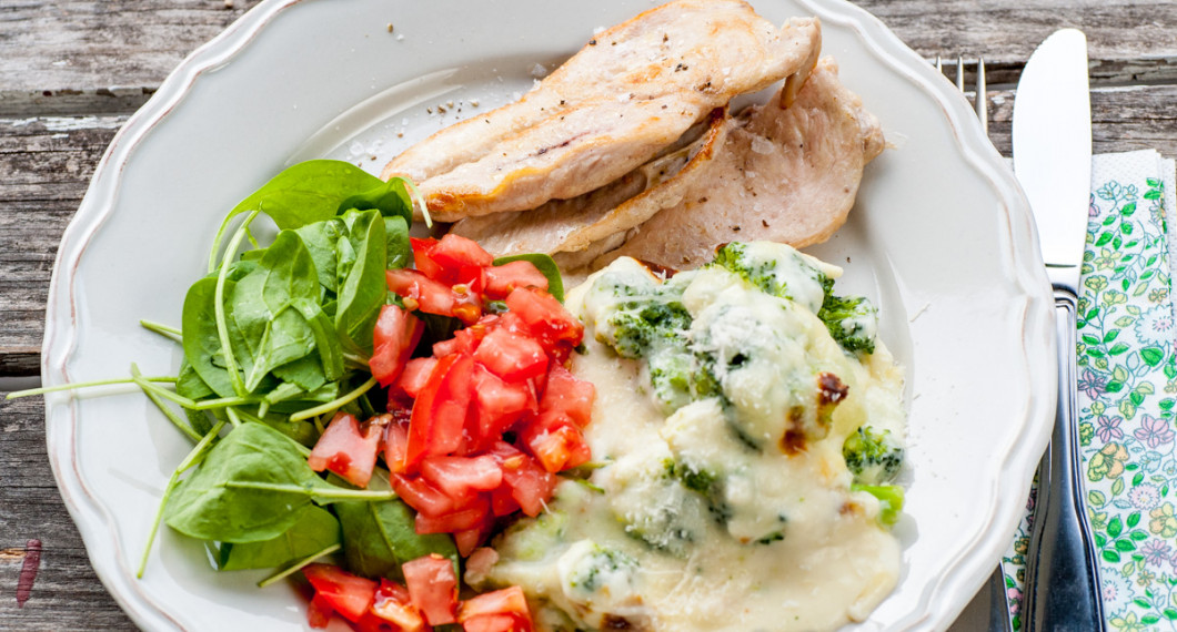 Broccoligratängen blir sås och tillbehör i ett. 