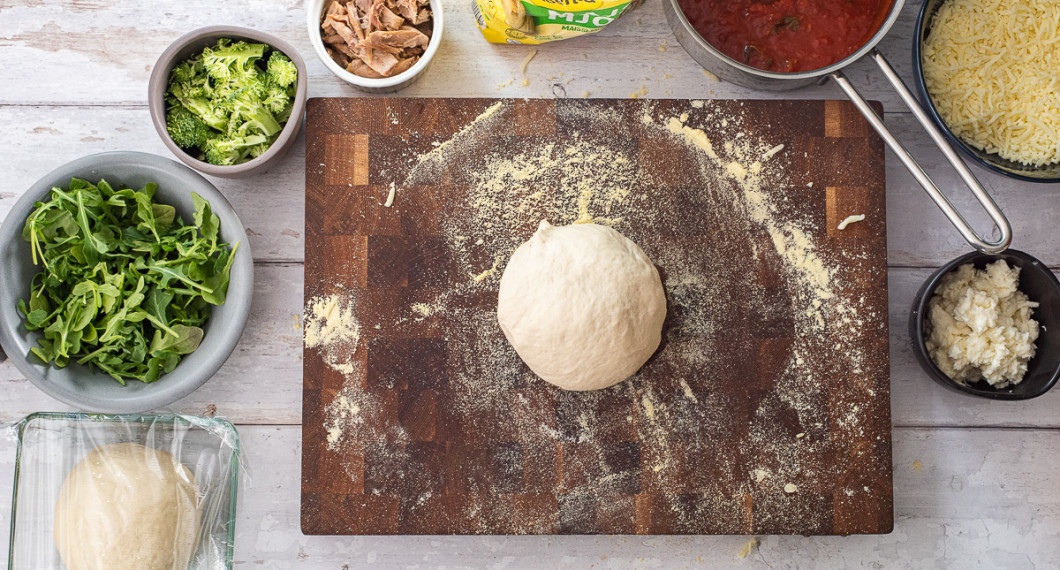 Förbered deg, rucola, strimlad broccoli, stekt kycklingkött, tomat- pizzasås, riven mozzarella och färsk smulad mozzarella. 