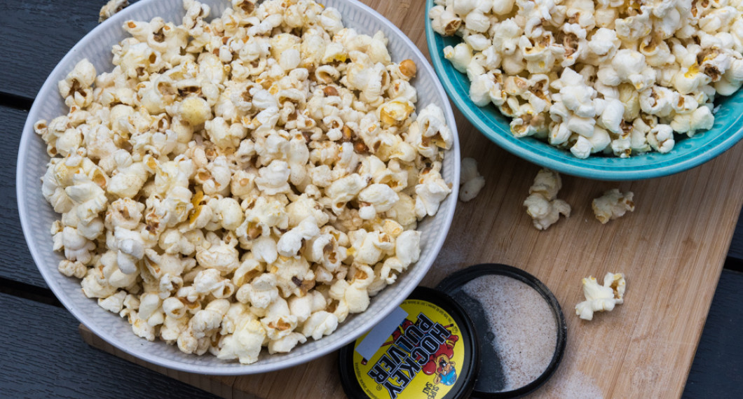 Gillar du lakrits så kan du blanda popcornen med lakritspulver (på bilden hockeypulver), lakritssirap eller krossat lakritsgodis som lakritskarameller