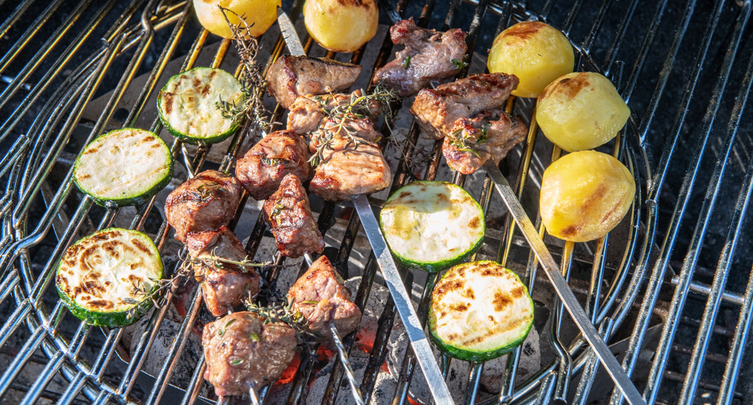 Ett alternativ till att ha som tillbehör är grillad skivad zucchini och grillade hela kokt potatisar. Komplettera med en god sallad till också. 