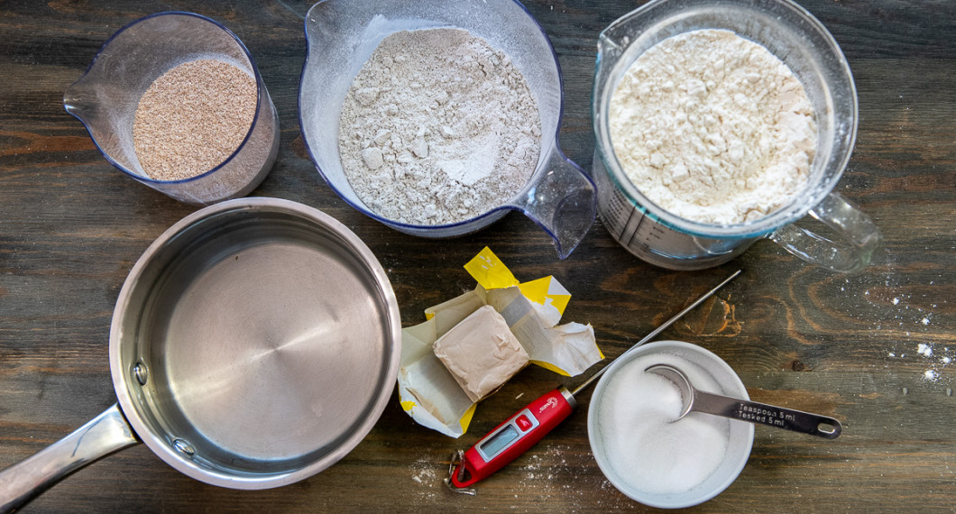 Till lantbrödet behöver du vatten, vetekli, jäst, rågmjöl, vetemjöl och salt. 