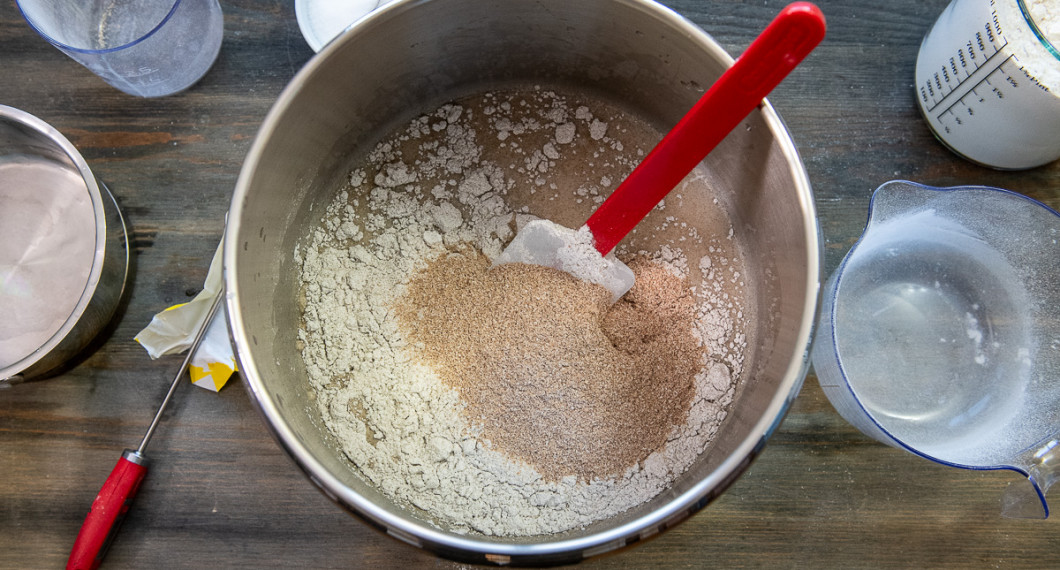 Tillsätt salt, rågmjöl och vetekli. Rör om. 
