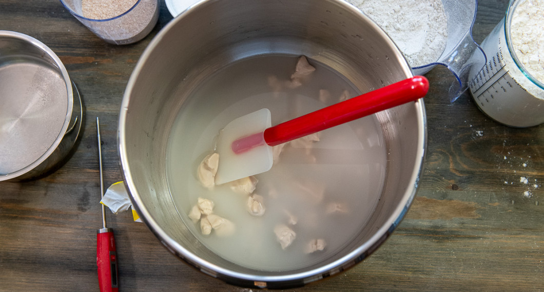 Smula sönder jästen i en bakbunke med fingervarmt vatten. Rör så jästen löser sig. 