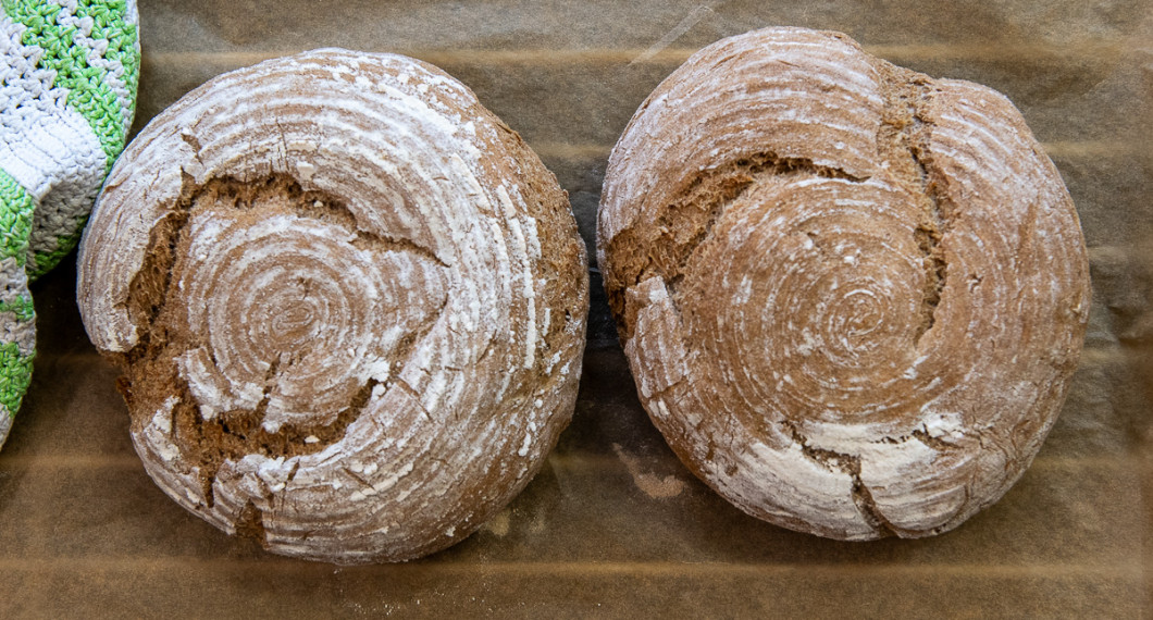 Grädda i nedre delen av ugnen i ca 40 minuter till fin färg och tills de är genombakta. 