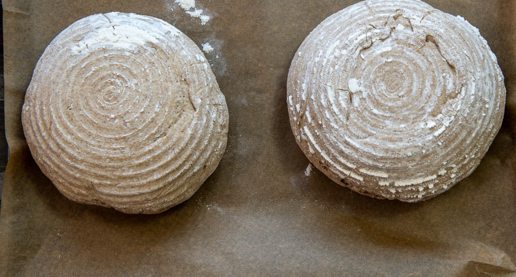 Använder du jäskorgar så vänder du upp bröden upp och ner på plåt med bakplåtspapper. 