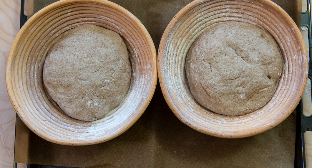 Forma till två runda bröd och lägg i mjölade jäskorgar eller på plåtar med bakplåtspapper. Låt jäsa övertäckta i 45 minuter. 